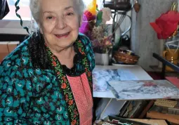 Maria Rosa Ravera Aira nella sua casa-atelier di Busca